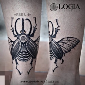 tatuaje-tradicional-escarabajo-pierna-logia-barcelona-arse     